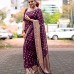 Aswathy Sreekanth Instagram - Happy Diwali ✨🪔 Styling @sabarinathk_ Saree @khajuraho_boutique_ H&M @shoshank_makeup Pic @gananbabu #diwali #sareepic #aswathysreekanth #televisionhost #celebrations #indiancelebration
