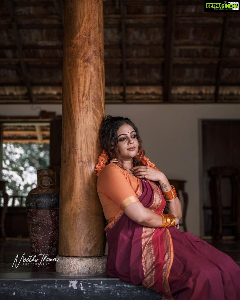 Aswathy Sreekanth Instagram - "അഞ്ജനക്കണ്ണെഴുതി ആലില താലി ചാർത്തി...” ❤️ 📷 @neethuthomasphotography Styled by @anjalii___vinod H&M @sijanmakeupartist #sareeshoot #latest #traditional #artistsoninstagram #photoshoot #aswathysreekanth #malayalamtvactress #anchor
