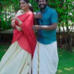 Aswathy Sreekanth Instagram – ലേശം വൈകിപ്പോയി 🤣🤣🤣🤣
ഉത്തമൻ 😍 ആശ

👕 @anuthreadsbridalstudio

#chakkappazham #reelsinstagram #reelsindia #reelsinsta #reelsupload #reelsuploaded