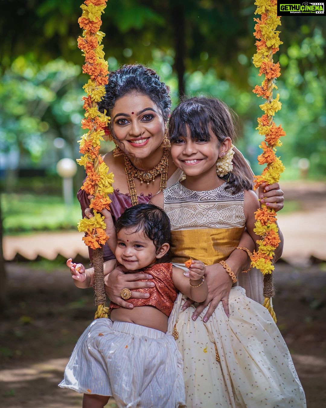 Aswathy Sreekanth Instagram - ഉത്രാടച്ചിരി ❤️ 📸 @actor_vip MUA @viji__chandran Outfit by @body._talk Styling @makeover_by_savu Crew @shahirebrahim @__directedby Retouching by @retouching.picssolution Location @rasagurukulresort #onamshoot #aswathysreekanth #onamphotoshoot #traditionalwear #mammadaughters #kidsinonamwear #padma #kamala