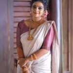 Aswathy Sreekanth Instagram – Wearing timeless classic ♥️

📸 @actor_vip 
MUA @viji__chandran 
Outfit by @body._talk 
Styling @makeover_by_savu 
Crew @shahirebrahim @__directedby 
Retouching by @retouching.picssolution 
Location @rasagurukulresort
#onamshoot #aswathysreekanth #onamphotoshoot #traditionalwear