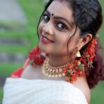 Aswathy Sreekanth Instagram – When u have too many onam pics and you love them all 🫢🥰

📸 @unaiseadivadu 
#onampics #finalphotodump #traditionalwear #onamshoot