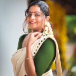 Aswathy Sreekanth Instagram - മുല്ലപ്പൂ മണമുള്ളൊരു പകലോർമ്മ 💚 #traditionalwear #setmundu #onamvibes #kerala #traditionalsaree #celebration #locationstill