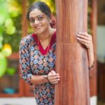 Aswathy Sreekanth Instagram - She ❤️ @srishti_tripunitura #asha #chakkappazham #reellife #afteralongtime #sitcom #malayalam #flowerstv