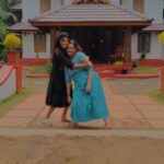 Aswathy Sreekanth Instagram - വേദിയിൽ അടുത്തതായി നാത്തൂനും നാത്തൂനും😂 Vdoyom pidicha @rafidq #chakkapazham #nathoons❤️ #aswathysreekanth #shruthirajanikanth Chottanikkara, India