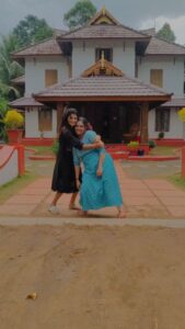 Aswathy Sreekanth Instagram - വേദിയിൽ അടുത്തതായി നാത്തൂനും നാത്തൂനും😂 Vdoyom pidicha @rafidq #chakkapazham #nathoons❤️ #aswathysreekanth #shruthirajanikanth Chottanikkara, India