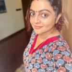 Aswathy Sreekanth Instagram - Asha ❤️ @srishti_tripunitura #shoottime #chakkappazham #season2 #asha #sitcom #character #flowerstv