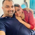 Aswathy Sreekanth Instagram - ചിലപ്പോൾ കടലു പോലെ വലുതെന്നും മറ്റു ചിലപ്പോൾ ഒരു തുള്ളിയോളം ചെറുതെന്നും തോന്നിച്ച പത്തു വർഷങ്ങൾ ! അത്രയൊന്നും കഠിനമല്ലാത്ത, എന്നാൽ അത്രയൊന്നും എളുപ്പമല്ലാത്ത പത്തുവർഷങ്ങൾ ! നമ്മൾ നമ്മളായ പത്തു വർഷങ്ങൾ ! 'കൂട്ട്' ഒരു വില പിടിച്ച വാക്കാണ് ❤️ Happy anniversary to Us @sreekanthsreeinsta 🥰 #decade #weddinganniversary #lifeisgood #us #companionship #marriagegoals