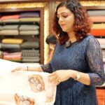 Aswathy Sreekanth Instagram - Onam shopping @silkyarns Thodupuzha #onamshopping #silkyarns #happycustomer #hometown #thodupuzha