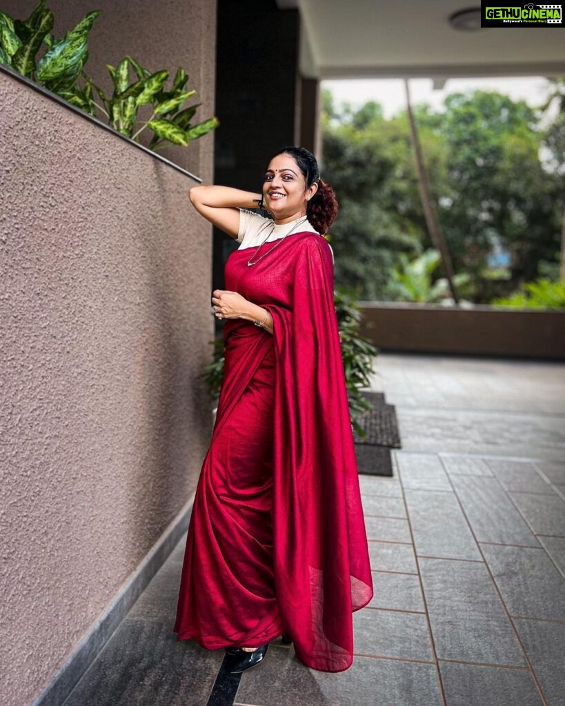 Aswathy Sreekanth Instagram - “The only thing that will make you happy is being happy with who you are” 📸 @unaiseadivadu #eventready #sareelook