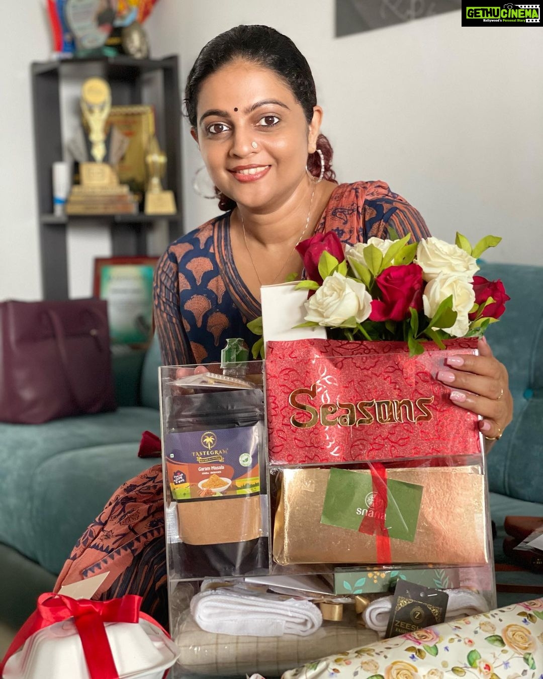 Aswathy Sreekanth Instagram - “Seasons” a venture for budding Entrepreneurs ❤️ Hamper By @exhibitionseasons Handloom Pure Linen Sarees@angavastramdesigns Plant Based Shower Gel @soilscents Pure Curry powders & Oil @_tastegram_ Snana Natural Hamper @snana.naturals Customized Towels @embroideryhub_kochi Reusable Pouch by @purenature.essential Bento Cake: @curlesiouzzz Jewellery @jbimitation_wedding_jewellery_ MacrameWall Hangings @nifs_craft_studio Bows & Clips @curls_and_twirls_ Hamper arrangement: @an_augustart #entrepreneur #handmade #homemade #aspiretoinspire #kochi #supportsmallbusiness #exhibitionseasons