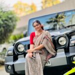 Aswathy Sreekanth Instagram - And finally she chose herself ❤️ @unaiseadivadu #aswathysreekanth #abouttoday #sareeday #eleganceissimplicity #ethnicwear #thar #travelpartner