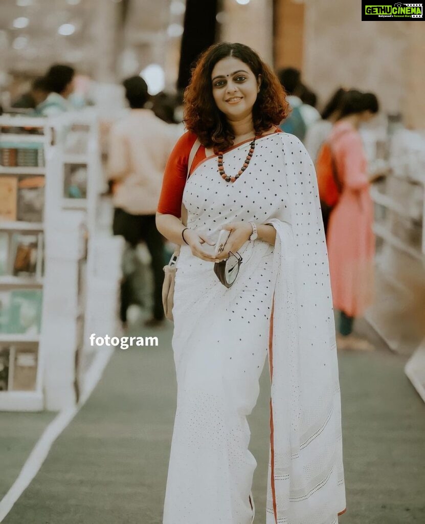 Aswathy Sreekanth Instagram - “Of all the roads she travelled the journey back to herself was the most magnificent” ❤️ -unknown #aswathysreekanth #sareelove #anydayisasareeday #goodtimes #lulumallkochi