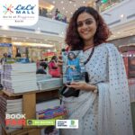 Aswathy Sreekanth Instagram - ലുലു മാളിൽ നടന്നു വരുന്ന ഡി സി ബുക്സിന്റെ ബുക്ക് ഫെയറിൽ നമ്മടെ പുസ്തകവും ഉണ്ട് കേട്ടോ...സൈൻ ചെയ്ത കോപ്പികളും ഉണ്ട് 😌❤️ @dcbooks Publisher @saikatham_books