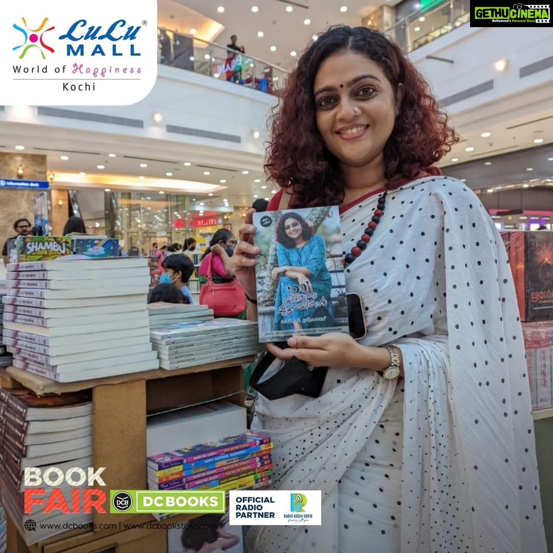 Aswathy Sreekanth Instagram - ലുലു മാളിൽ നടന്നു വരുന്ന ഡി സി ബുക്സിന്റെ ബുക്ക് ഫെയറിൽ നമ്മടെ പുസ്തകവും ഉണ്ട് കേട്ടോ...സൈൻ ചെയ്ത കോപ്പികളും ഉണ്ട് 😌❤️ @dcbooks Publisher @saikatham_books