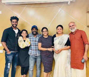 Aswathy Sreekanth Instagram - The reel fam is together for a reason 😍 #family #chakkappazham #reelfam #goodtimes #somethingiscooking #mypeople #togetheragain