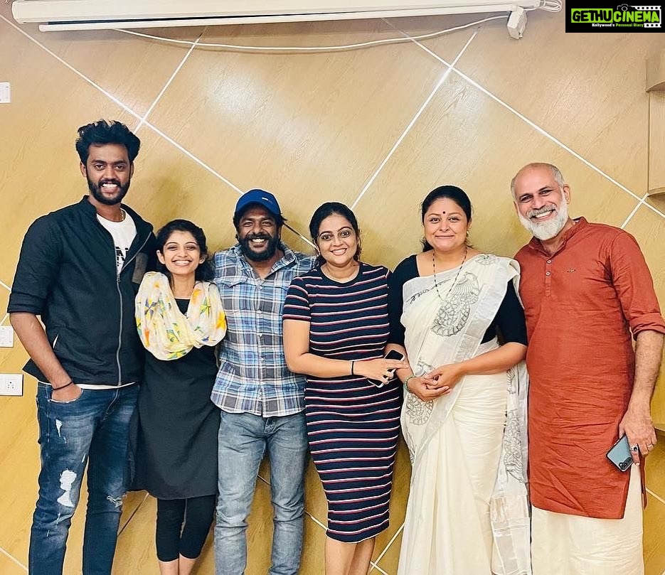 Aswathy Sreekanth Instagram - The reel fam is together for a reason 😍 #family #chakkappazham #reelfam #goodtimes #somethingiscooking #mypeople #togetheragain