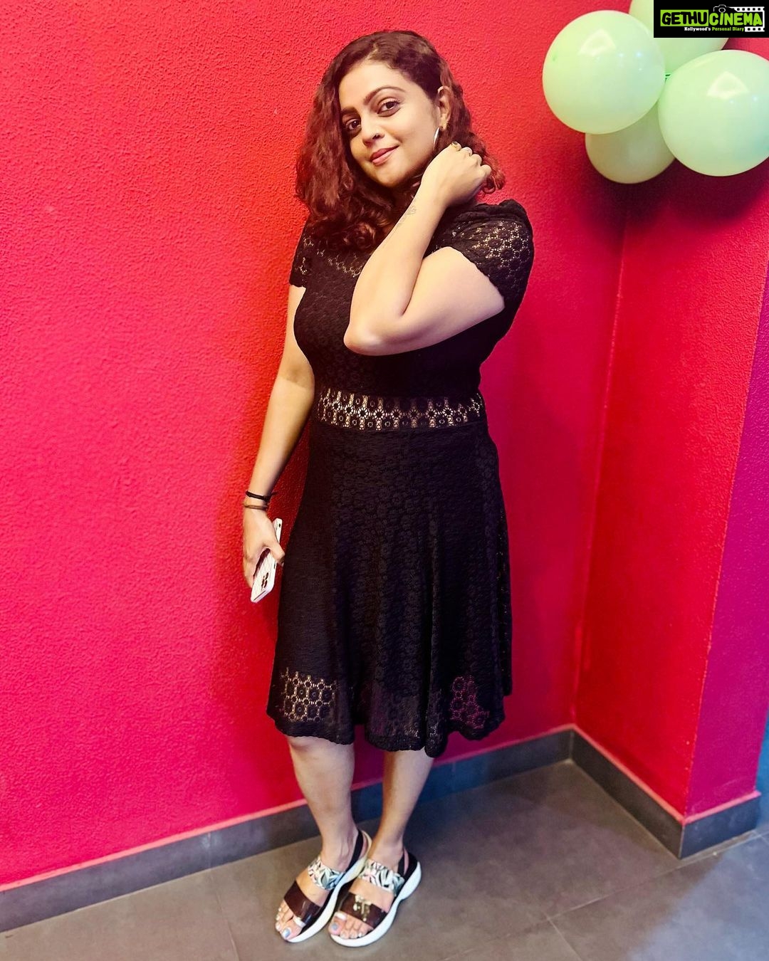 Aswathy Sreekanth Instagram - When in doubt choose Black 🖤❤️