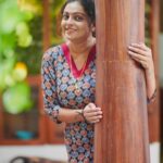 Aswathy Sreekanth Instagram - She ❤️ @srishti_tripunitura #asha #chakkappazham #reellife #afteralongtime #sitcom #malayalam #flowerstv