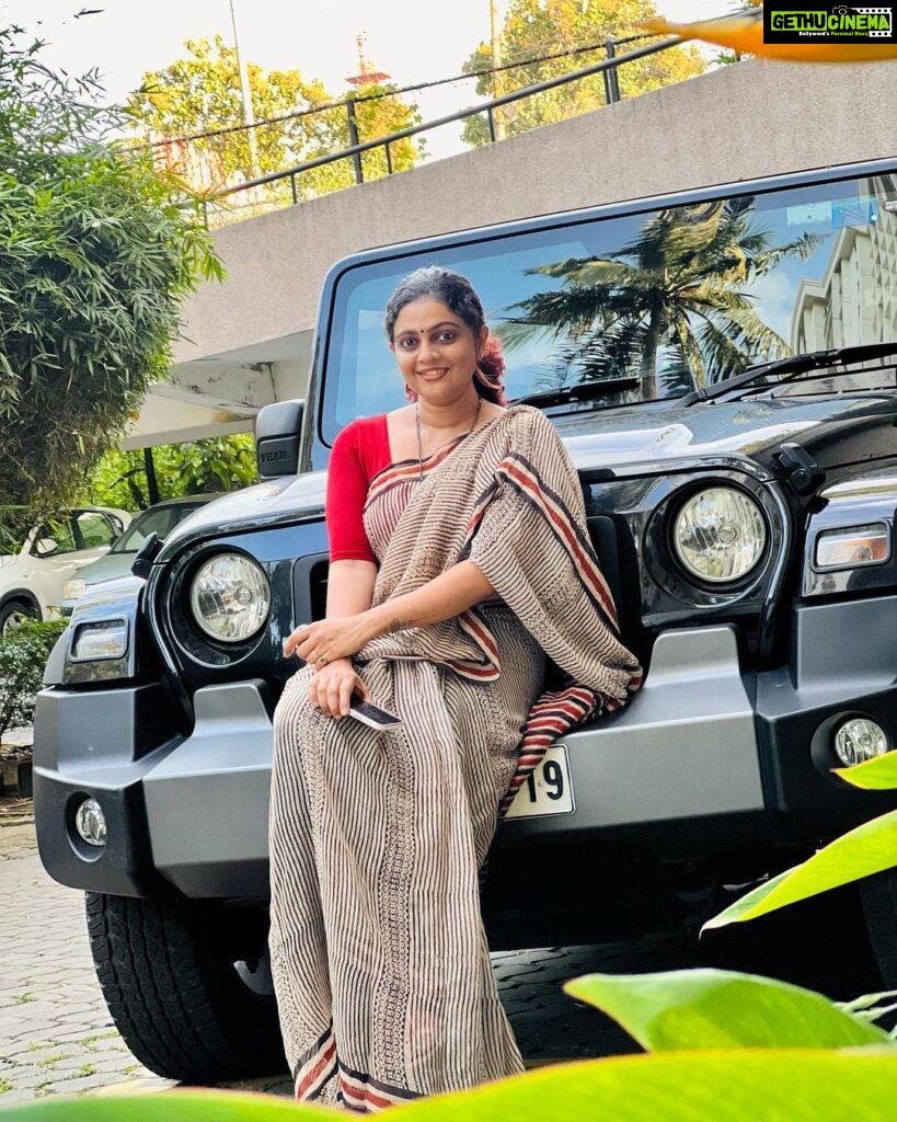 Aswathy Sreekanth Instagram - And finally she chose herself ❤️ @unaiseadivadu #aswathysreekanth #abouttoday #sareeday #eleganceissimplicity #ethnicwear #thar #travelpartner