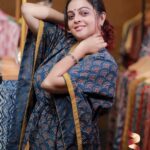 Aswathy Sreekanth Instagram - Embracing the comfort of cotton 🥰 👗@ethniczuri 📷 @amalraj_drisyaphotography #sustainablefashion #cottonajrakh #kaftan #comfortismystyle