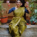 Aswathy Sreekanth Instagram - രണ്ട് ദിവസം മുന്നേ ഡാൻസ് ക്ലാസ് കഴിഞ്ഞ് അബാദിനോട് വർത്തമാനം പറഞ്ഞ് ഇരുന്നപ്പോൾ എങ്ങനെയോ വന്നു പെട്ട തോന്നലാണ്. ഇനിയിപ്പോ നേരമില്ലല്ലോ ന്ന് ആദ്യം മടിച്ചെങ്കിലും ചുമ്മാ ഒന്ന് നോക്കിയാലോ എന്നായി പിന്നെ... ഒറ്റ ദിവസത്തെ പ്ലാനിങ്ങും പ്രാക്ടീസും... ശബരിയെക്കൊണ്ട് ഒരു സാരിയും എടുപ്പിച്ച് മേക്കപ്പ് ചെയ്യാൻ രാധു ചേട്ടനെയും വിളിച്ച് പിറ്റേന്ന് രാവിലെ രസയിലേക്ക്. ഒരു കാര്യം ചെയ്യാൻ മാസങ്ങൾക്ക് മുന്നേ കൃത്യമായി പ്ലാൻ ചെയുന്ന അബാദും ഇന്നേ വരെ പ്ലാൻ ചെയ്ത പോലെ ഒന്നും ചെയ്യാത്ത ഞാനും പ്ലാൻ എന്ന് വച്ചാൽ എന്താന്ന് പോലും അറിയാത്ത ഞങ്ങളുടെ മെയിൻ ആർട്ടിസ്റ്റ് കമലയും...! 😁😁 എങ്ങനെ വീണാലും നാലു കാലിൽ നിൽക്കും ന്നു ഉറപ്പുണ്ടാരുന്നത് നൂറുവും അലനും അരുണും കൂടിയ നമ്മടെ ക്യാമറ ക്രൂ ആണ് 😁 അത് നിന്ന നിൽപ്പിൽ എഡിറ്റ് ചെയ്ത് തന്ന റിജോയ്ക്ക് സ്പെഷ്യൽ ക്രെഡിറ്റ്സ്‌. പിന്നെ ഒറ്റ ദിവസം കൊണ്ട് എവറസ്റ്റ് കയറാം ന്ന് ഐഡിയ ഇട്ടാലും, ന്നാ വാ നോക്കാം ന്ന് പറയണ എന്റെ 360 സപ്പോർട്ട് സിസ്റ്റം ഉനൈസ്. അങ്ങനെ എല്ലാരും ചേർന്ന് ഒത്തു പിടിച്ചതിന്റെ റിസൾട്ടാണിത്. ഞങ്ങളൊരു സന്തോഷത്തിന് ചെയ്തതെന്ന് മാത്രം കൂട്ടിയാൽ മതി... Choreography & Direction @abbad_ram_mohan Camera @_nuru_ibrahim_ , @alenjoy73 , @_coconut_murder_ Edit @bodhi_silent_scape Make up and Hair @lushlife_radhu_bridal.makeup Make up asst Sagar Costume @sabarinathk_ Location courtesy @rasagurukulresort Music - kappa originals Special thanks @unaiseadivadu