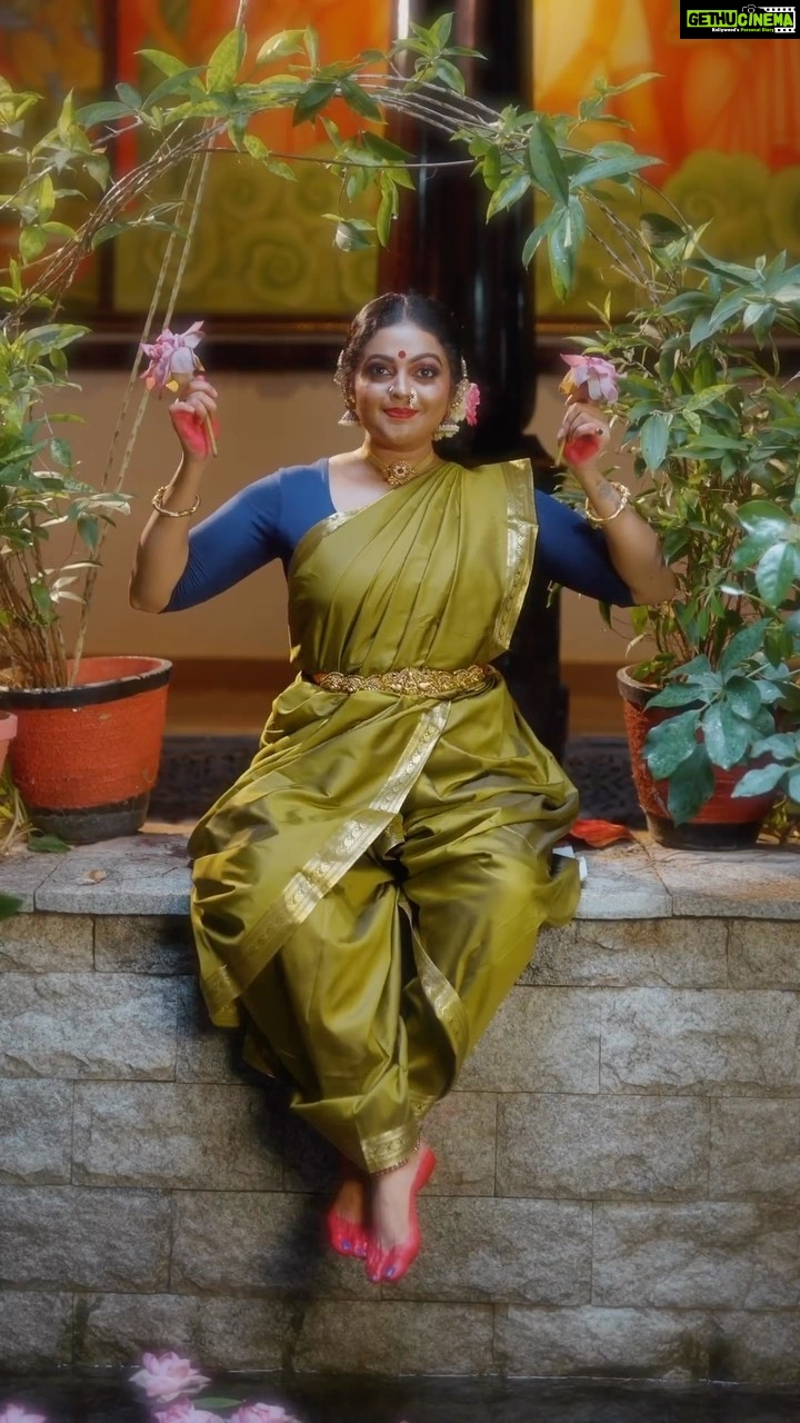 Aswathy Sreekanth Instagram - രണ്ട് ദിവസം മുന്നേ ഡാൻസ് ക്ലാസ് കഴിഞ്ഞ് അബാദിനോട് വർത്തമാനം പറഞ്ഞ് ഇരുന്നപ്പോൾ എങ്ങനെയോ വന്നു പെട്ട തോന്നലാണ്. ഇനിയിപ്പോ നേരമില്ലല്ലോ ന്ന് ആദ്യം മടിച്ചെങ്കിലും ചുമ്മാ ഒന്ന് നോക്കിയാലോ എന്നായി പിന്നെ... ഒറ്റ ദിവസത്തെ പ്ലാനിങ്ങും പ്രാക്ടീസും... ശബരിയെക്കൊണ്ട് ഒരു സാരിയും എടുപ്പിച്ച് മേക്കപ്പ് ചെയ്യാൻ രാധു ചേട്ടനെയും വിളിച്ച് പിറ്റേന്ന് രാവിലെ രസയിലേക്ക്. ഒരു കാര്യം ചെയ്യാൻ മാസങ്ങൾക്ക് മുന്നേ കൃത്യമായി പ്ലാൻ ചെയുന്ന അബാദും ഇന്നേ വരെ പ്ലാൻ ചെയ്ത പോലെ ഒന്നും ചെയ്യാത്ത ഞാനും പ്ലാൻ എന്ന് വച്ചാൽ എന്താന്ന് പോലും അറിയാത്ത ഞങ്ങളുടെ മെയിൻ ആർട്ടിസ്റ്റ് കമലയും...! 😁😁 എങ്ങനെ വീണാലും നാലു കാലിൽ നിൽക്കും ന്നു ഉറപ്പുണ്ടാരുന്നത് നൂറുവും അലനും അരുണും കൂടിയ നമ്മടെ ക്യാമറ ക്രൂ ആണ് 😁 അത് നിന്ന നിൽപ്പിൽ എഡിറ്റ് ചെയ്ത് തന്ന റിജോയ്ക്ക് സ്പെഷ്യൽ ക്രെഡിറ്റ്സ്. പിന്നെ ഒറ്റ ദിവസം കൊണ്ട് എവറസ്റ്റ് കയറാം ന്ന് ഐഡിയ ഇട്ടാലും, ന്നാ വാ നോക്കാം ന്ന് പറയണ എന്റെ 360 സപ്പോർട്ട് സിസ്റ്റം ഉനൈസ്. അങ്ങനെ എല്ലാരും ചേർന്ന് ഒത്തു പിടിച്ചതിന്റെ റിസൾട്ടാണിത്. ഞങ്ങളൊരു സന്തോഷത്തിന് ചെയ്തതെന്ന് മാത്രം കൂട്ടിയാൽ മതി... Choreography & Direction @abbad_ram_mohan Camera @_nuru_ibrahim_ , @alenjoy73 , @_coconut_murder_ Edit @bodhi_silent_scape Make up and Hair @lushlife_radhu_bridal.makeup Make up asst Sagar Costume @sabarinathk_ Location courtesy @rasagurukulresort Music - kappa originals Special thanks @unaiseadivadu