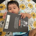 Aswathy Sreekanth Instagram - വായനാ ദിനത്തിൽ പുസ്തകം തിന്നാൻ ശ്രമിക്കുന്ന പെൺകുട്ടി 😄❤️ @benny.benyamin #readingday #tastingtheletters #june19 #nishabdasancharangal #benyamin