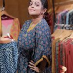 Aswathy Sreekanth Instagram - Embracing the comfort of cotton 🥰 👗@ethniczuri 📷 @amalraj_drisyaphotography #sustainablefashion #cottonajrakh #kaftan #comfortismystylestatement