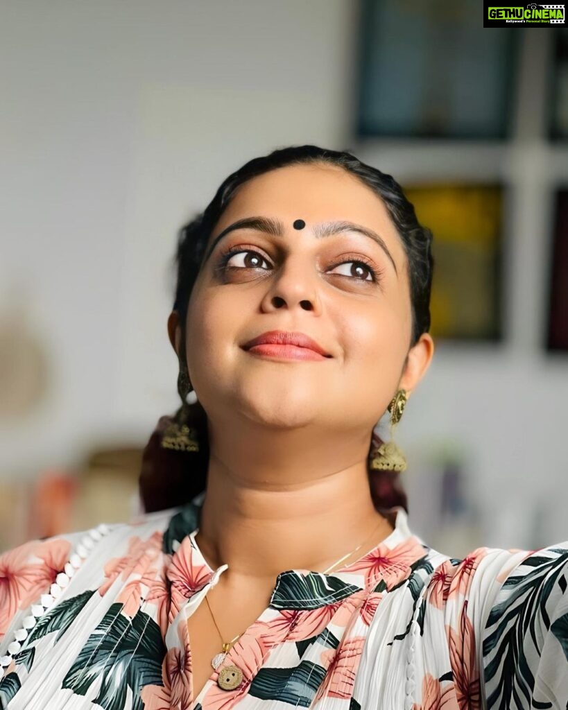 Aswathy Sreekanth Instagram - “Once you have tasted the taste of sky, you will forever look up” :- Leonardo Da Vinci PC @unaiseadivadu 🥰 #goodmorning #morningquotes #happinessisastateofmind #differentangle #photography #candid #aswathysreekanth #newday #instagood