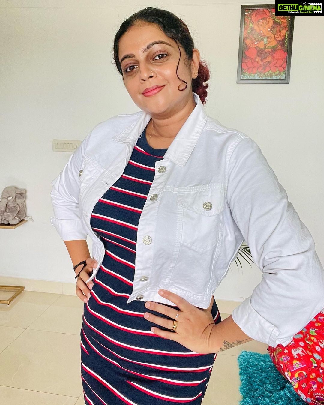 Aswathy Sreekanth Instagram - Hey, a quick question! Can you name your current emotion ? The emotion that you go through right now? Happiness/sadness/anxiety/fear/surprise? It can be anything…if you can share, comment below, you can use emojis too 🥰 I feel calm 😌 #lookdeeper #nameyouremotion #clarityhelps #lessionslearned