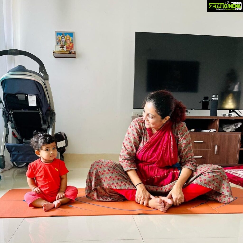 Aswathy Sreekanth Instagram - Look who joins Amma for some morning stretches 😍😍😍 #mommylife #morningvibes #mammababytime #happybaby #happymom #blessings #morningroutine
