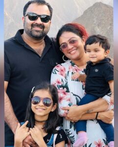 Aswathy Sreekanth Instagram - Well, now who is stealing daddy’s smile and style ?? 😉😄

Thank you for the precious click @shiburasheed 😘
#gratitude #thankfulforeverything #familygoals #traveltogether #vacation #uae #hatta #weekend #us
