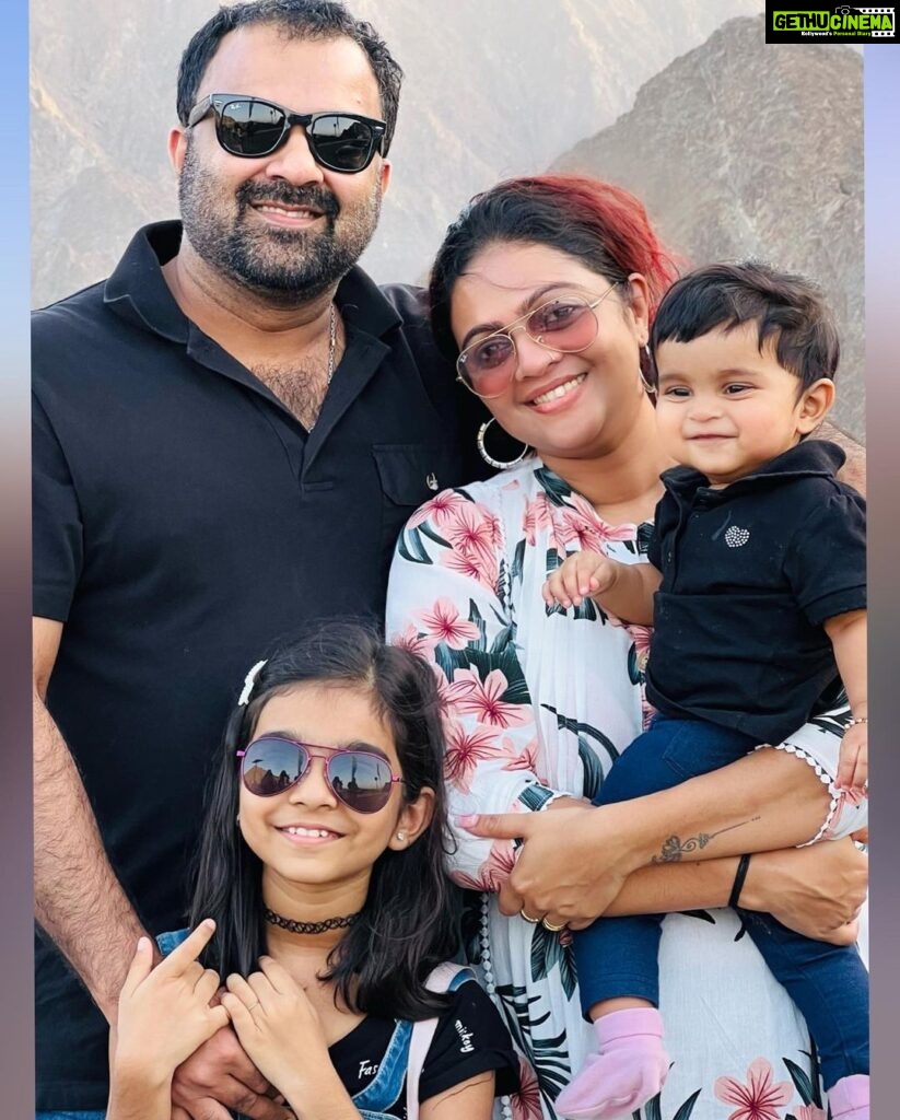 Aswathy Sreekanth Instagram - Well, now who is stealing daddy’s smile and style ?? 😉😄 Thank you for the precious click @shiburasheed 😘 #gratitude #thankfulforeverything #familygoals #traveltogether #vacation #uae #hatta #weekend #us Hatta Dam, Dubai