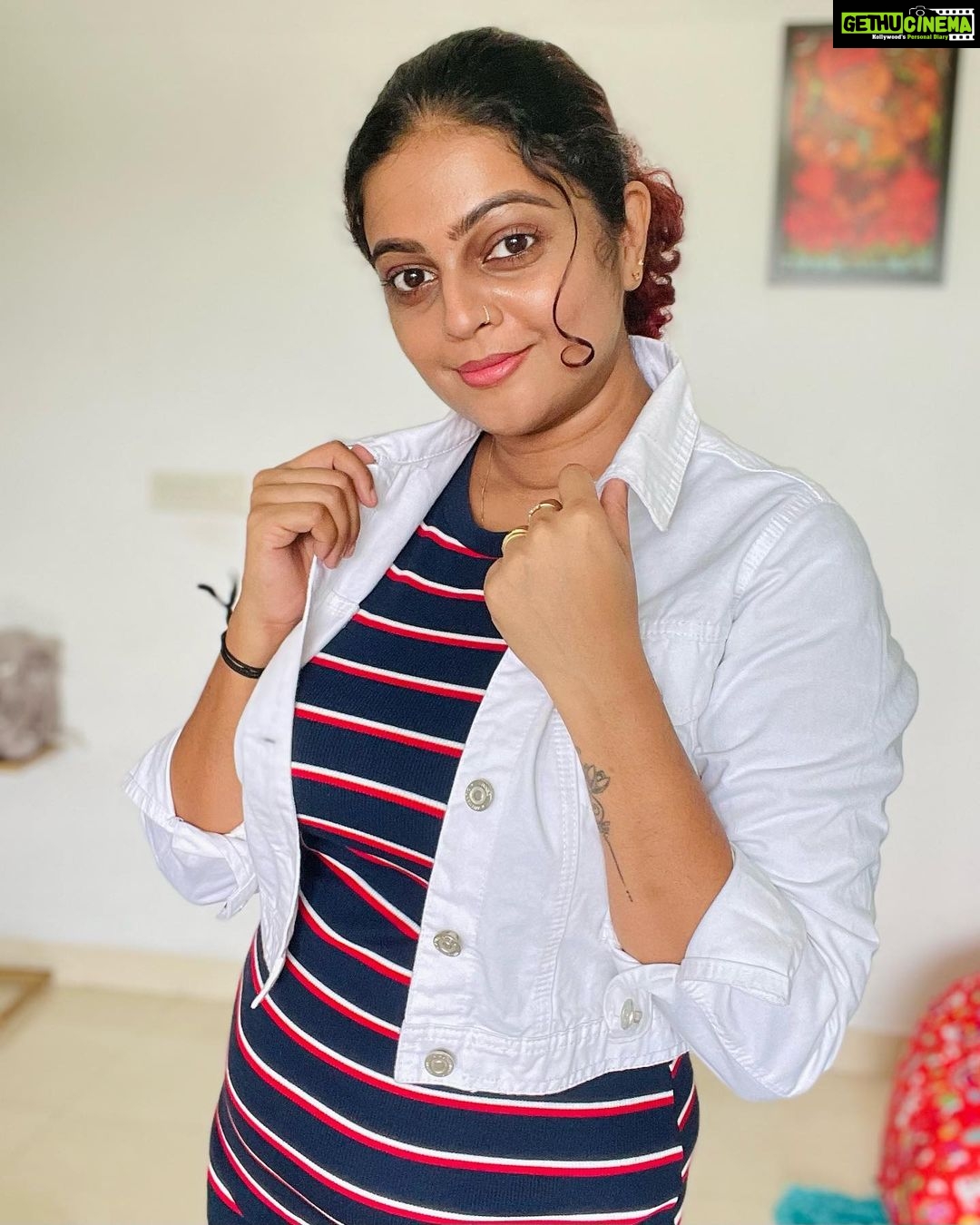 Aswathy Sreekanth Instagram - Hey, a quick question! Can you name your current emotion ? The emotion that you go through right now? Happiness/sadness/anxiety/fear/surprise? It can be anything…if you can share, comment below, you can use emojis too 🥰 I feel calm 😌 #lookdeeper #nameyouremotion #clarityhelps #lessionslearned