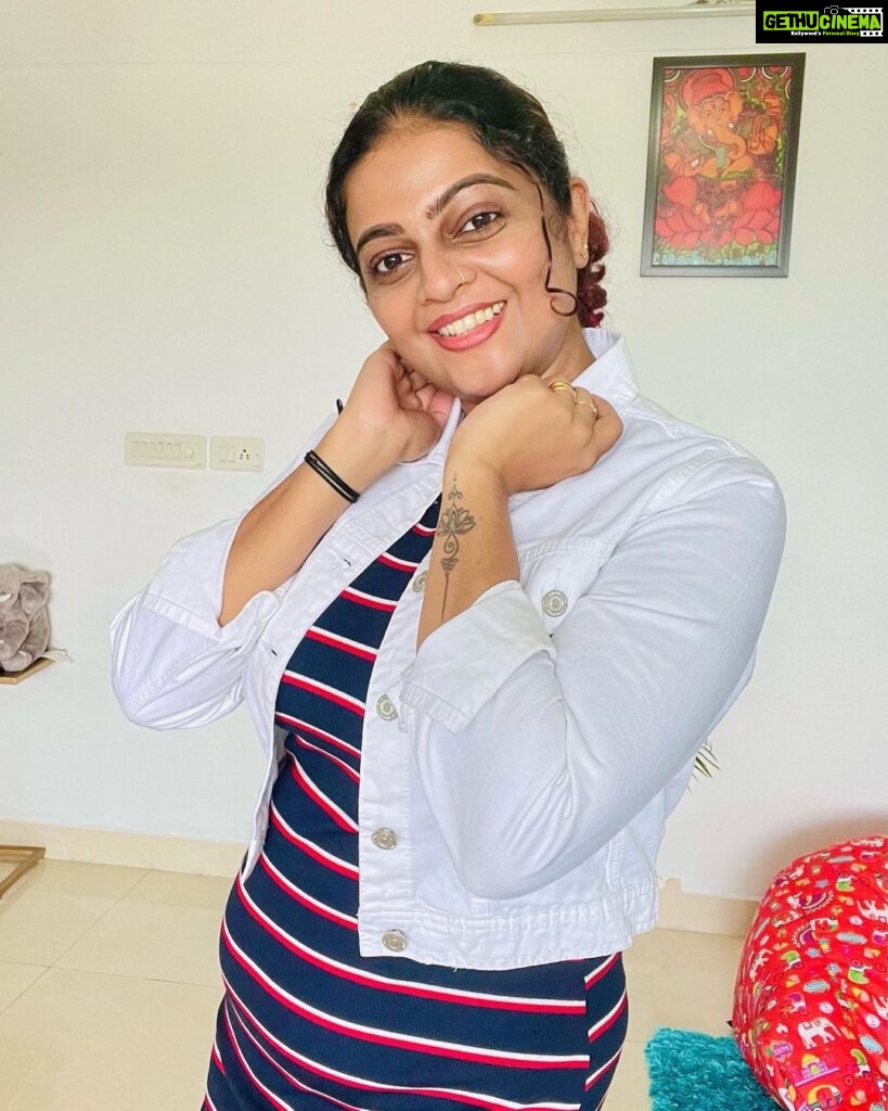 Aswathy Sreekanth Instagram - Hey, a quick question! Can you name your current emotion ? The emotion that you go through right now? Happiness/sadness/anxiety/fear/surprise? It can be anything…if you can share, comment below, you can use emojis too 🥰 I feel calm 😌 #lookdeeper #nameyouremotion #clarityhelps #lessionslearned