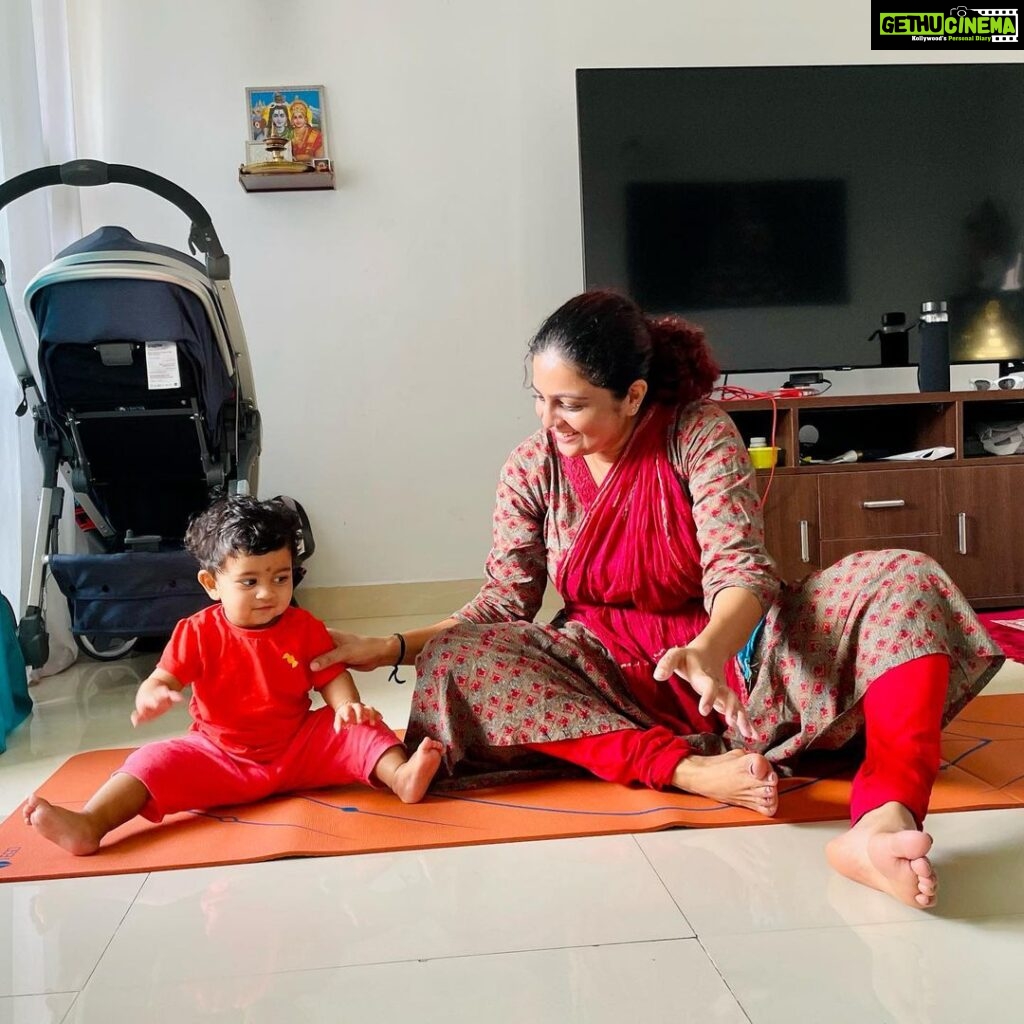 Aswathy Sreekanth Instagram - Look who joins Amma for some morning stretches 😍😍😍 #mommylife #morningvibes #mammababytime #happybaby #happymom #blessings #morningroutine
