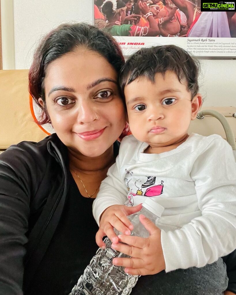 Aswathy Sreekanth Instagram - Who wants some tips on air travelling with kids ? And what if they are little unwell ? What if they are hungry and don’t want anything that we offer? Let me fix my head back in position and will tell you in detail 🥴😩😩 And thanks to the wonderful crew of Air India Dubai-Cochin, (especially for picking up all the things that Kamala throw away 😄) and my super supportive Padma who woke up many times just to entertain her cranky little sister and help amma in crisis 🥰 #travellingwithkids #yesterday #backhome #mommylife