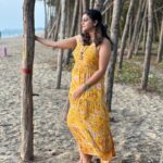 Aswathy Sreekanth Instagram - കടൽക്കരയിലെ മരങ്ങൾക്കിടയിലൂടെ കഴിഞ്ഞ ജന്മം നമ്മൾ നടക്കുമായിരുന്നു വിചിത്രമായിരുന്നു നമ്മുടെ പേരുകൾ അന്നേരമെല്ലാം വീടുകൾ നമ്മളെയോ നമ്മൾ വീടുകളെയോ തീർത്തും ഉപേക്ഷിച്ചിരുന്നു കടൽക്കരയിലെ നടത്തത്തിനിടയിൽ എന്റെ നീളൻ ഉടുപ്പിന്റെ തുമ്പുകൾ ഉപ്പുകാറ്റിനോട് സദാ യുദ്ധം ചെയ്യുമായിരുന്നു നീയന്നേരം കപ്പിത്താന് മാത്രമറിയുന്ന കടൽ രാത്രികളെ കുറിച്ച് പാട്ടു പാടുമായിരുന്നു... പാട്ടിലെല്ലാം നക്ഷത്ര മീനുകൾ കുതിച്ചു പൊങ്ങുമായിരുന്നു. വിരലുകൾ കോർത്ത് നമ്മൾ മുന്നോട്ട് നടക്കുമ്പോൾ മണൽക്കട്ടകൾ ഉരുട്ടുന്ന ഞണ്ടുകൾ തിരക്കിട്ട് പിന്നോട്ടോടിയിരുന്നില്ലേ ? എത്രയോടിയാലും മടങ്ങിപ്പോകാൻ കഴിയാത്തതാണ് ഭൂതകാലമെന്ന് നമുക്കന്ന് അവരോട് പറയാമായിരുന്നു... !! പകരം നമ്മൾ ഉപ്പുകാറ്റേറ്റ് തണുത്ത ഉമ്മകൾ കൊണ്ട് ചുണ്ടുകൾ കോർക്കുക മാത്രം ചെയ്തു...! ഞാനിപ്പോൾ ഒരു കടൽക്കരയിൽ നിന്ന് നിന്റെ പേരോർത്തെടുക്കാൻ പണിപ്പെടുകയാണ് ഭീമൻ തിര മുറിച്ച് ഭൂതകാലത്തിലേക്ക് പായുന്നൊരു കപ്പൽ വരുമെന്നു വെറുതെ പ്രതീക്ഷിക്കുകയാണ് ! ഓ ! നക്ഷത്രമീനുകൾ കുതിച്ചു പൊങ്ങുന്ന പാട്ടു പോലും ഞാൻ കേട്ട് തുടങ്ങിയല്ലോ ❤️