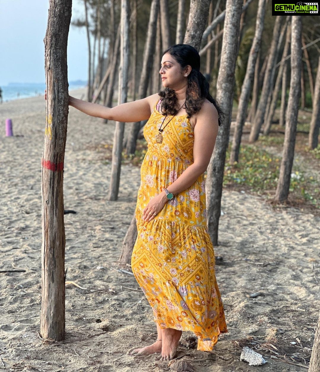 Aswathy Sreekanth Instagram - കടൽക്കരയിലെ മരങ്ങൾക്കിടയിലൂടെ കഴിഞ്ഞ ജന്മം നമ്മൾ നടക്കുമായിരുന്നു വിചിത്രമായിരുന്നു നമ്മുടെ പേരുകൾ അന്നേരമെല്ലാം വീടുകൾ നമ്മളെയോ നമ്മൾ വീടുകളെയോ തീർത്തും ഉപേക്ഷിച്ചിരുന്നു കടൽക്കരയിലെ നടത്തത്തിനിടയിൽ എന്റെ നീളൻ ഉടുപ്പിന്റെ തുമ്പുകൾ ഉപ്പുകാറ്റിനോട് സദാ യുദ്ധം ചെയ്യുമായിരുന്നു നീയന്നേരം കപ്പിത്താന് മാത്രമറിയുന്ന കടൽ രാത്രികളെ കുറിച്ച് പാട്ടു പാടുമായിരുന്നു... പാട്ടിലെല്ലാം നക്ഷത്ര മീനുകൾ കുതിച്ചു പൊങ്ങുമായിരുന്നു. വിരലുകൾ കോർത്ത് നമ്മൾ മുന്നോട്ട് നടക്കുമ്പോൾ മണൽക്കട്ടകൾ ഉരുട്ടുന്ന ഞണ്ടുകൾ തിരക്കിട്ട് പിന്നോട്ടോടിയിരുന്നില്ലേ ? എത്രയോടിയാലും മടങ്ങിപ്പോകാൻ കഴിയാത്തതാണ് ഭൂതകാലമെന്ന് നമുക്കന്ന് അവരോട് പറയാമായിരുന്നു... !! പകരം നമ്മൾ ഉപ്പുകാറ്റേറ്റ് തണുത്ത ഉമ്മകൾ കൊണ്ട് ചുണ്ടുകൾ കോർക്കുക മാത്രം ചെയ്തു...! ഞാനിപ്പോൾ ഒരു കടൽക്കരയിൽ നിന്ന് നിന്റെ പേരോർത്തെടുക്കാൻ പണിപ്പെടുകയാണ് ഭീമൻ തിര മുറിച്ച് ഭൂതകാലത്തിലേക്ക് പായുന്നൊരു കപ്പൽ വരുമെന്നു വെറുതെ പ്രതീക്ഷിക്കുകയാണ് ! ഓ ! നക്ഷത്രമീനുകൾ കുതിച്ചു പൊങ്ങുന്ന പാട്ടു പോലും ഞാൻ കേട്ട് തുടങ്ങിയല്ലോ ❤️