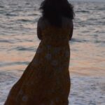 Aswathy Sreekanth Instagram - കടലൊരു പുഴയെ ഓർത്തെടുക്കും പോലെയാവും ഒരിക്കൽ നീയെന്നെ ഓർക്കുക. പേരോ നിറമോ ഗന്ധമോ പോലും ഓർമ്മയുണ്ടാവില്ലെങ്കിലും നിന്റെ ചുണ്ടിലന്നേരം നേർത്തൊരു ചിരി പടർന്നേക്കാം ! #sunset #beachvibes #poetry #malayalam #aswathysreekanth #reelsinsta #seareels