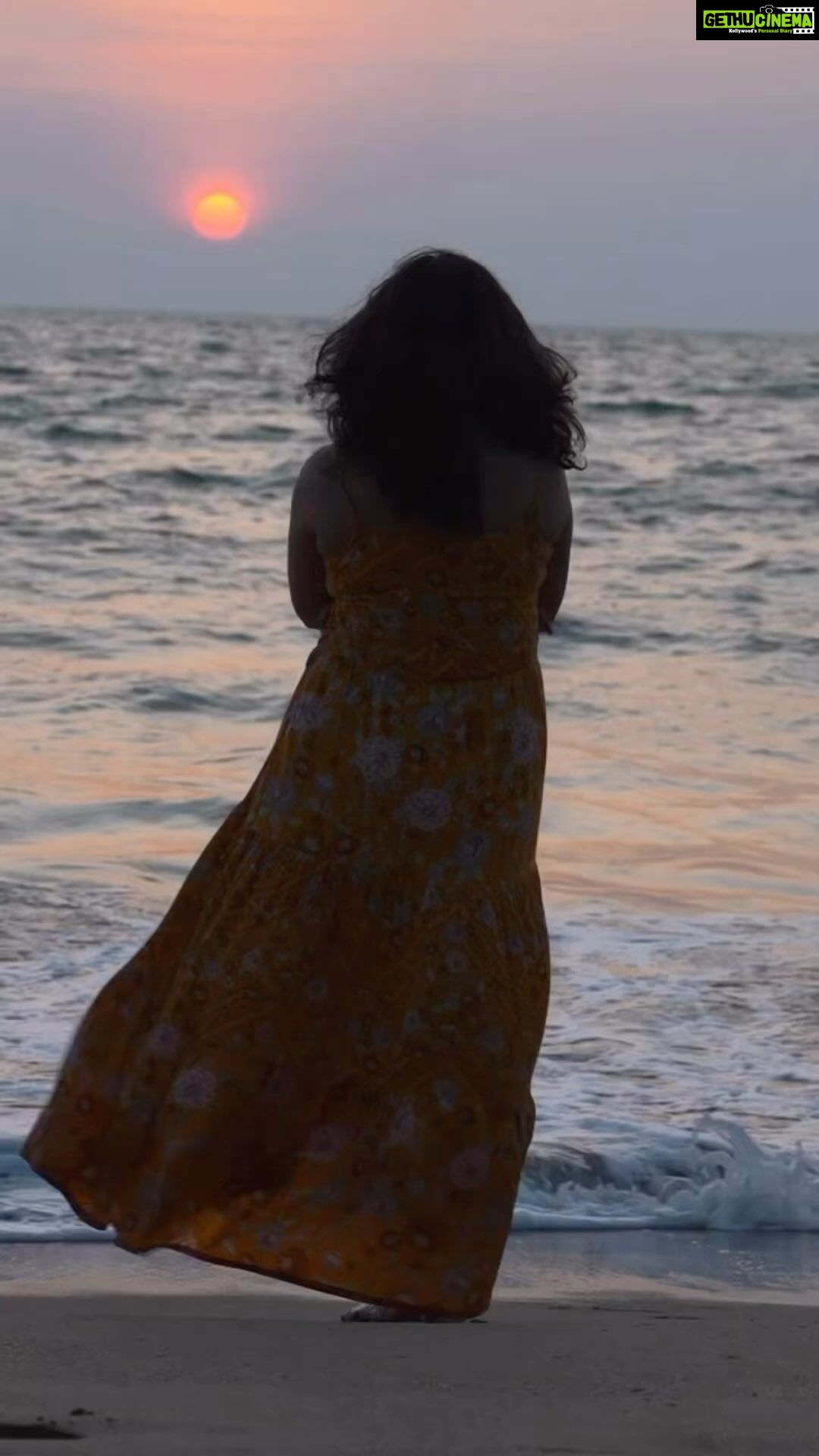 Aswathy Sreekanth Instagram - കടലൊരു പുഴയെ ഓർത്തെടുക്കും പോലെയാവും ഒരിക്കൽ നീയെന്നെ ഓർക്കുക. പേരോ നിറമോ ഗന്ധമോ പോലും ഓർമ്മയുണ്ടാവില്ലെങ്കിലും നിന്റെ ചുണ്ടിലന്നേരം നേർത്തൊരു ചിരി പടർന്നേക്കാം ! #sunset #beachvibes #poetry #malayalam #aswathysreekanth #reelsinsta #seareels