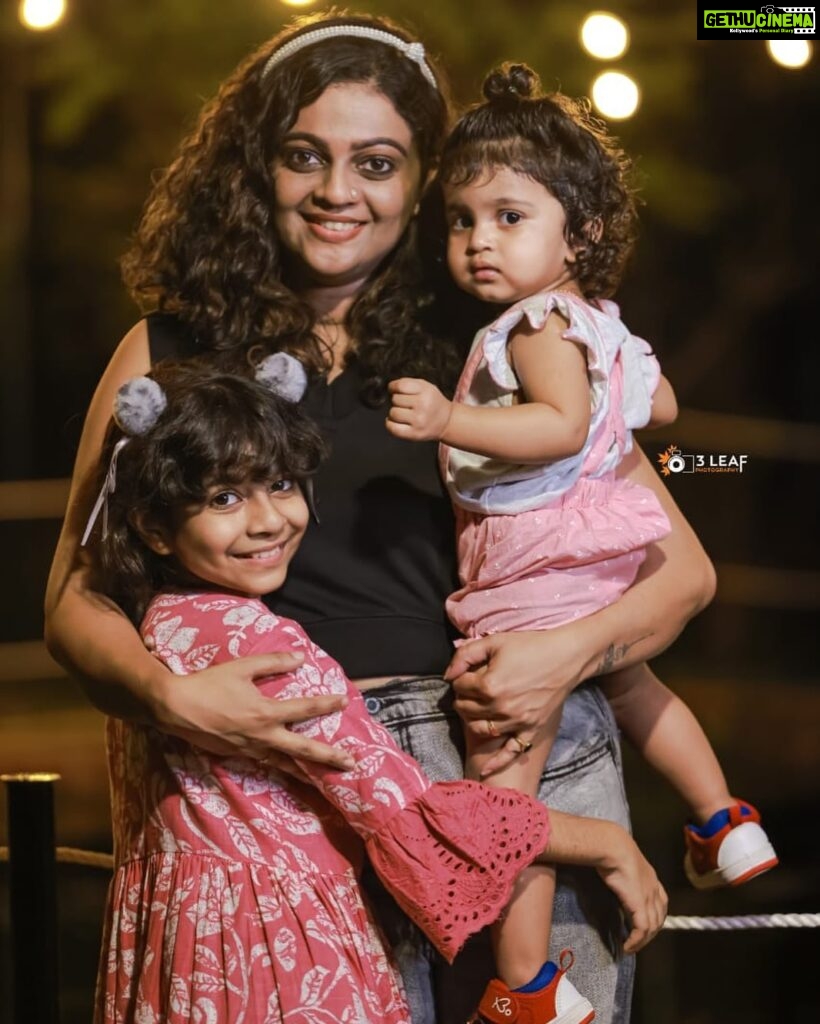 Aswathy Sreekanth Instagram - Let me love you a little more before you are not little anymore 😍 @3leaf_photography #daughters #momdaughter #mine #padma #kamala
