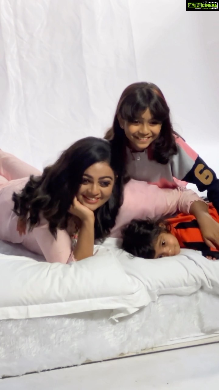Aswathy Sreekanth Instagram - BTS of Mathrubhumi Arogyamasika cover shoot…Now you know how we got that smile 🥰 stylist: @laamiya.c.k photo: @sidhiqueakber outfit : @walkthefashion_ kids : @magic_design_m Mua : @makeup_blooms_makeover_ @makeover_by_aswathyprasanth shoot for : @mbiarogyamasika