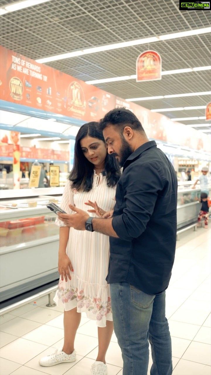 Aswathy Sreekanth Instagram - BTS of shoot for @lulu_mall 10th year celebration Camera - @_nuru_ibrahim_ , @alenjoy73 Edit - @ameditz10 #aswathysreekanth #lulumall #luluhyper LuLu Mall Kochi