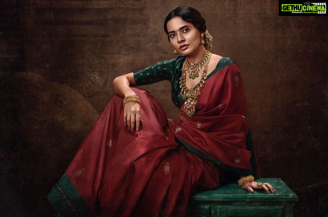 Athulya Chandra Instagram - The Reign of Elegance: KALA Collections @josalukkas ✨💫 Shoot for @josalukkas KALA collection Agency @dentsu Kochi @anjokandathil @nigil_raj @plantnpage Production House @tijojohnproductions Photography @tijojohnphotography Director @director_fma Retouching @finalvisuals Cinematography @picstory_josecharles Styling @styledbysmiji MUA : @rizwan_themakeupboy Art @dayalu.k.d.8 Executive Producer @jithinharid Photography Team @leninkottapuram @uwaise_alpha @iam___krrish Lights & gear @alphagearkochi Casting @naresshkrishna #redsaree #indianart #athulyachandra #templejewellery