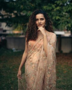 Athulya Chandra Instagram - Genuine Beige 🐈

📷 @sihabjango 
Jewellery courtesy @pureallure.in ✨