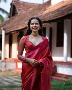 Athulya Chandra Instagram - "Saree, not sorry for stealing the show! 😎🔥 #sareeswagger #runwayready "
