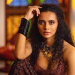 Athulya Chandra Instagram - Channeling my inner hipster 🫶🏼 Bangles and block prints styled by @joe_elize_joy 😘 Captured @rejibhaskar_ ✨ #indie #bohochic #hipster