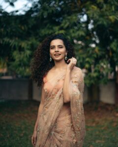 Athulya Chandra Instagram - Genuine Beige 🐈

📷 @sihabjango 
Jewellery courtesy @pureallure.in ✨